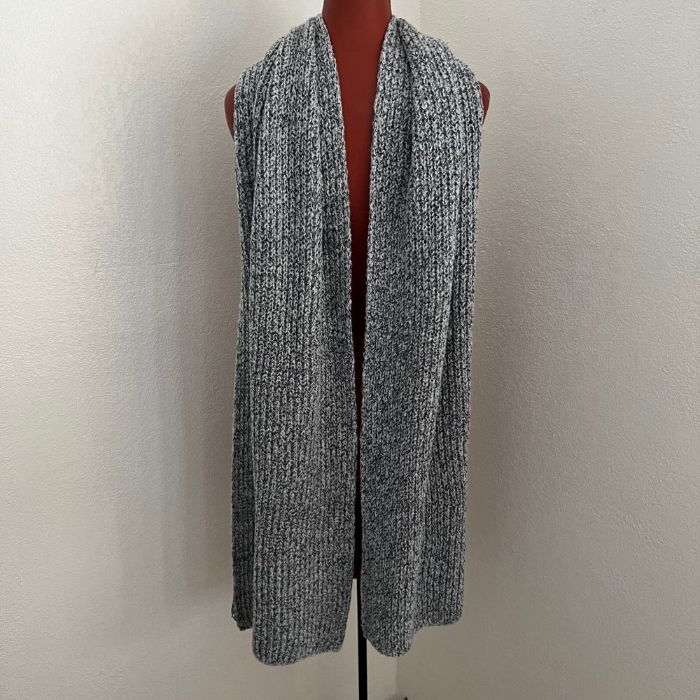 HALOGEN GRAY AND WHITE SCARF